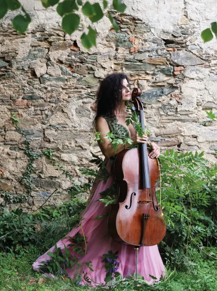 LAETITIA HIMO, VIOLONCELLISTE AUSON SI PARTICULIER ET PUISSANT, SEPRODUIT DANS LE MONDEET PRÉPARE DE BEAUX PROJETSAVEC DES ARTISTES CORSES