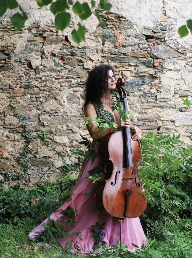 LAETITIA HIMO, VIOLONCELLISTE AUSON SI PARTICULIER ET PUISSANT, SEPRODUIT DANS LE MONDEET PRÉPARE DE BEAUX PROJETSAVEC DES ARTISTES CORSES